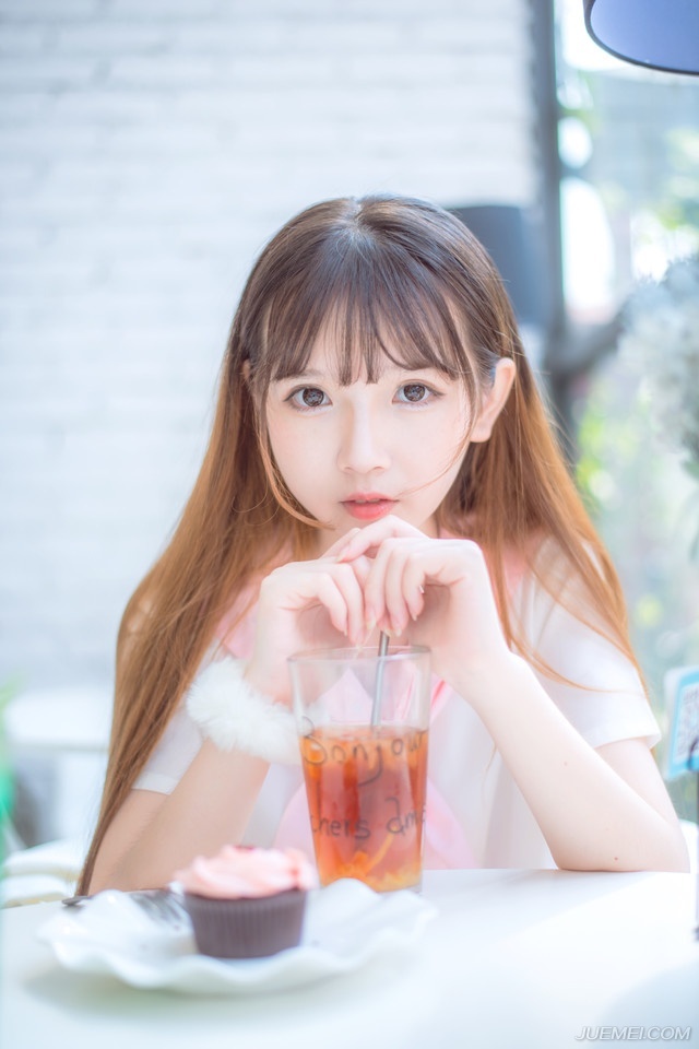 锁上我的记忆，锁上我的忧伤，不再想你，怎么可能再想你，快乐是禁地，生死之后，找不到进去的钥匙。
